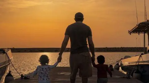 El príncipe heredero de Dubai con sus dos hijos gemelos en la playa. (Instagram)