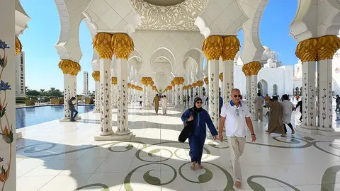 Turistas en la Gran Mezquita del jeque Zayed de Abu Dhabi. (Rafael Pérez / EL CORREO)