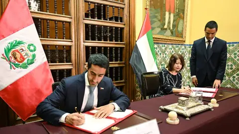 Un momento de la firma del acuerdo de servicios aéreos entre EAU y Perú. (Twitter)