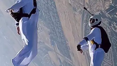 Los emiratíes practican el paracaidismo con el atuendo tradicional. (Instagram)