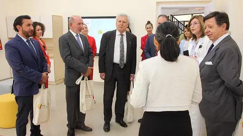 Mayo Cid Lara -de espaldas- presenta The Spanish Language Center a embajadores y diplomáticos de países hispanohablante en presencia de Eva Sánchez, directora de The Spanish School of Abu Dhabi. (EL CORREO)