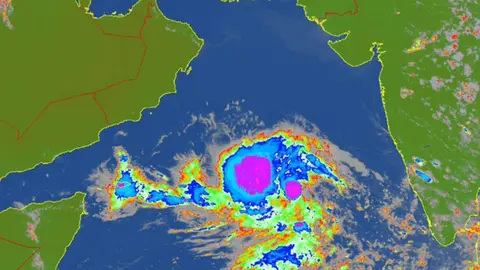 Localización actual de la tormenta tropical en el Mar Arábigo. (NCM)