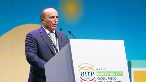 Intervención del director general y presidente del Consejo de Administración de la RTA, Mattar Al Tayer, durante la sesión inaugural de la 64.ª Cumbre Mundial de Transporte Público de la Unión Internacional de Transporte Público, celebrada en Barcelona. (WAM)