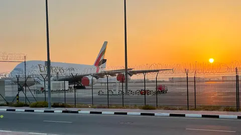 Airbus 380, avión de pasajeros más grande del mundo, sobre la pista del Aeropuerto Internacional Al Maktoum de Dubai. (EL CORREO)