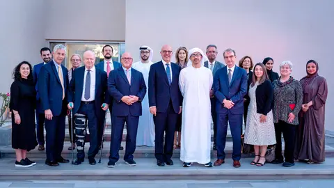 Foto de familia del ministro de Relaciones Exteriores de Emiratos Árabes, Abdullah bin Zayed Al Nahyan, con los integrantes del Comité Judío Estadounidense. (WAM)