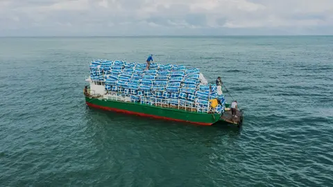 El barco con los plásticos recogidos. (WAM)