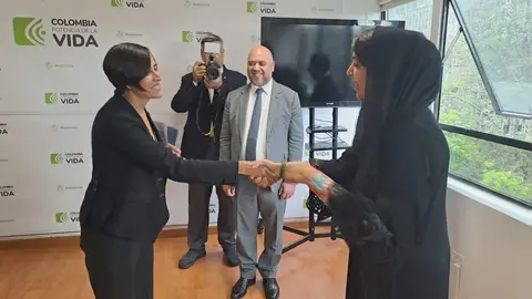 La ministra emiratí Reem Al Hashemy saluda a la ministra de Ambiente y Desarrollo Sostenible de Colombia. (Twitter)