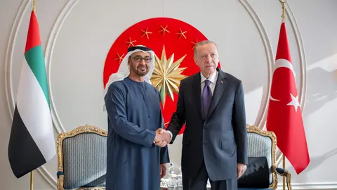 Los presidentes de Emiratos Árabes y Turquía este sábado en Estambul. (WAM)