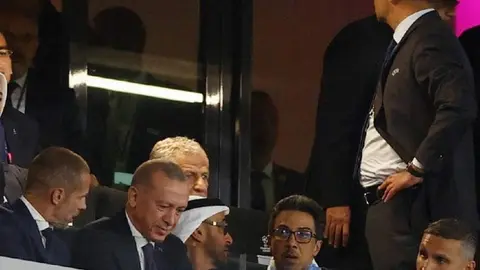 Los presidentes de Emiratos y Turquía junto al jeque Mansour en el palco del estadio de Estambul. (Twitter)