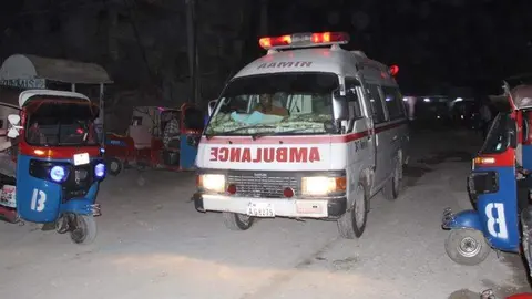 Una ambulancia en el lugar del atentado en Mogadiscio. (EFE)