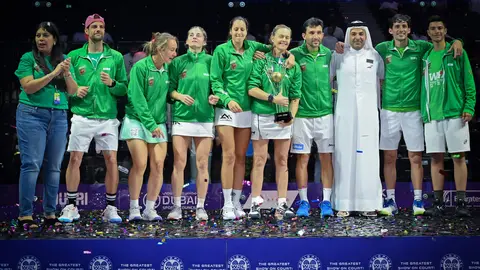 El equipo Jaguars en el podio de Dubai. (WAM)