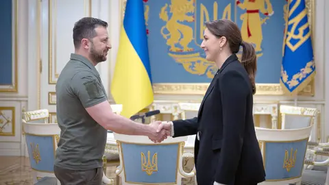 La ministra de Cambio Climático de EAU junto al presidente de Ucrania. (WAM)