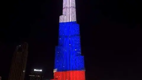 La bandera rusa ilumina ell Burj Khalifa. (Instagram)