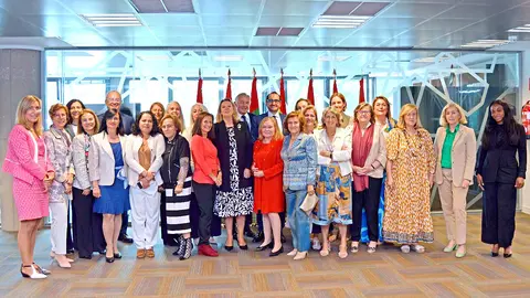 Mujeres participantes en la conferencia 'Empoderamiento de la mujer en el sector empresarial' posan junto al embajador de Emiratos Árabes en España, entre otras personas. (Cedida)