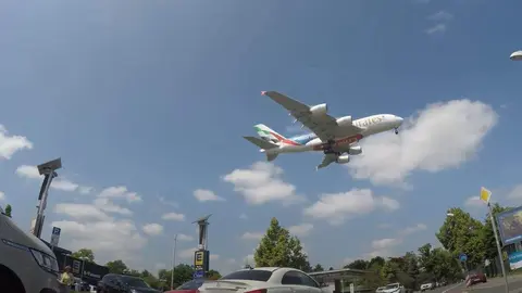 Un A380 de Emirates justo antes de aterrizar. (Youtube)