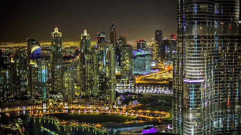 Perspectiva nocturna del Downtown de Dubai con el Burj Khalifa, edificio más alto del mundo, en primer plano -derecha-. (pxhere.com)