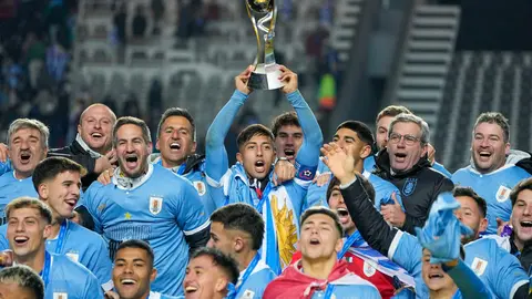 La selección Sub-20 de Uruguay levanta la copa como campeona del mundo. (Twitter)