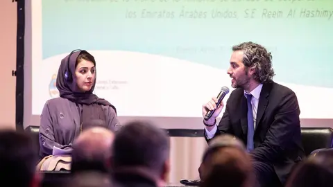 La ministra de Cooperación de EAU junto al ministro de Relaciones Exteriores, Comercio Internacional y Culto de Argentina, Santiago Cafiero. (Twitter)