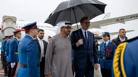 El presidente de EAU a su llegada a Serbia. (WAM)