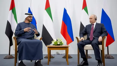 Los presidentes de Emiratos y Rusia en San Petesburgo. (WAM)
