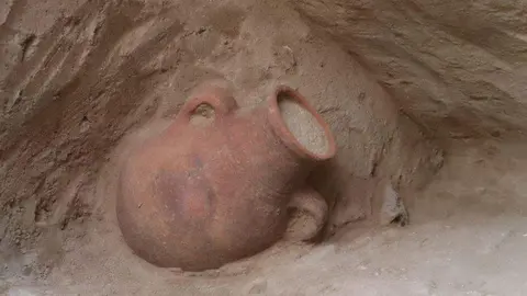 Una ánfora en el sitio arqueológico en Abu Dhabi. (Abu Dhabi Media Office)