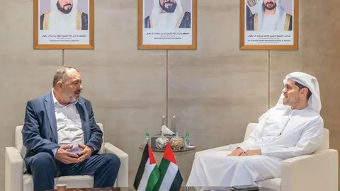 presidente del Departamento de Municipios y Transportes, recibe al representante palestino. (Abu Dhabi Media Office)