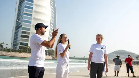 Un momento de un acto de liberación de tortugas en la costa del hotel Burj Al Arab. (WAM)