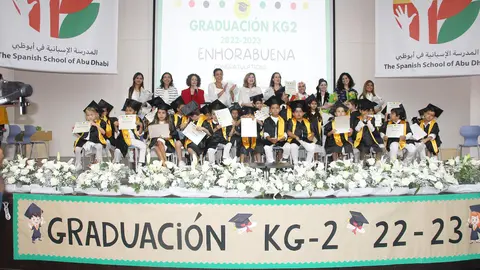 Foto de familia de los graduados de Infantil 2023 con sus profesoras en The Spanish School of Abu Dhabi. (EL CORREO)