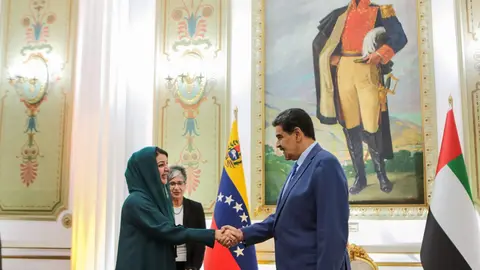 El presidente venezolano saluda a la ministra emiratí en Caracas. (Twitter)