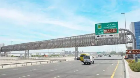 Una pasarela para peatones en Dubai.  (Autoridad de Carreteras y Transportes)