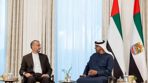 El presidente de EAU junto al ministro de Exteriores iraní en Abu Dhabi. (WAM)