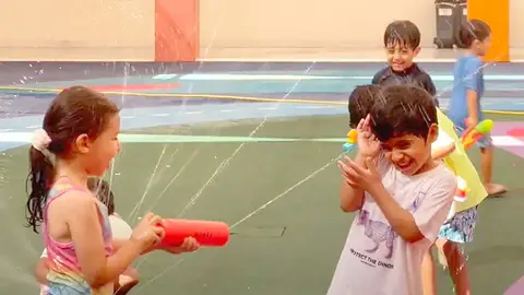 Alumnos disfrutan de una animadísima fiesta de agua en el fin de curso de The Spanish School of Abu Dhabi. (SSAD)