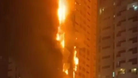 Una imagen del edificio en llamas. (Instagram)