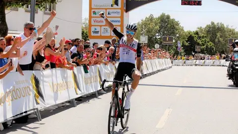 Ciclista del UAE Team Emirates tras ganar una etapa. (WAM)