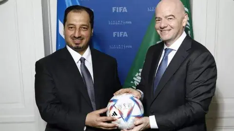 El presidente de la SAFF, Yasser al-Misehal, posa para una foto con el presidente de la FIFA, Gianni Infantino. (Fuente externa)