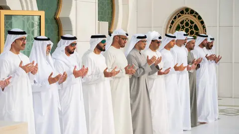 El presidente de Emiratos y otras personalidades durante rezos en la Gran Mezquita de Abu Dhabi. (WAM)