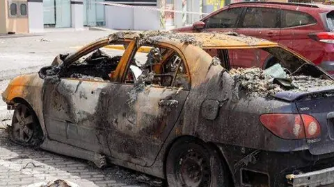 Uno de los coches dañados en el incendio. (Fuente externa)
