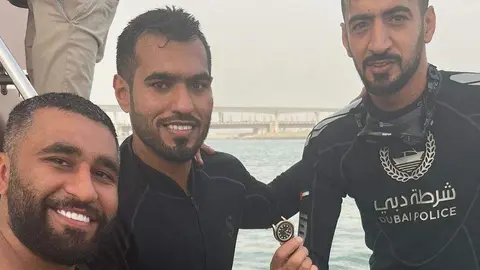 Los buzos de la policía con el reloj. (Instagram)