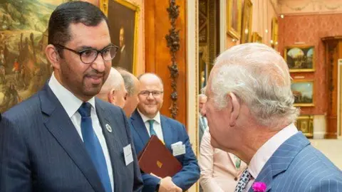 El presidente de la COP28 junto al rey británico. (Twitter)