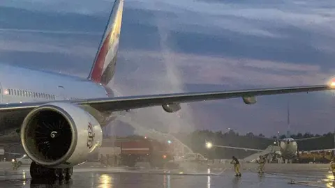 El avión de Emirates en la pista del aeropuerto de San Petersburgo. (Twitter)