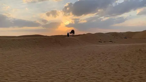 Atardecer en el desierto de Dubai. (EL CORREO)