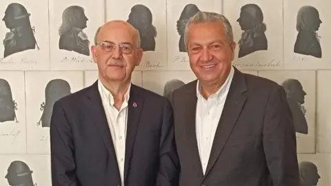 El consejero delegado de Noatum, Antonio Campoy, y el presidente del Clúster Logístico de AD Ports Group, Farook Al Zeer. (AP Ports Group)