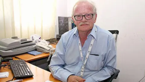 El periodista Peter Hellyer, en su despacho de Abu Dhabi durante la entrevista que concedió en 2018 a EL CORREO DEL GOLFO. (Marta Pérez / EL CORREO)