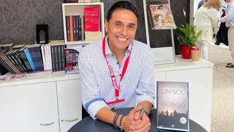 El escritor ecuatoriano José Paul Aguilar, en la Feria del Libro de Madrid con su primera novela, 'Un sol se me escondió'. (EL CORREO)