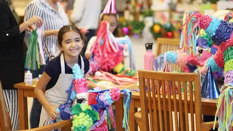 El campamento, con introducción al idioma español, ofrece una amplia gama de actividades diseñadas para alimentar su creatividad y estimular el pensamiento crítico.