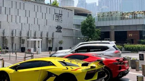 Cohes estacionados en Dubai Mall. (EL CORREO)