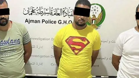 Los tres sospechosos detenidos. (Policía de Ajman)