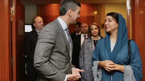 Santiago Peña con la ministra emiratí de Cooperación Internacional. (Twitter)