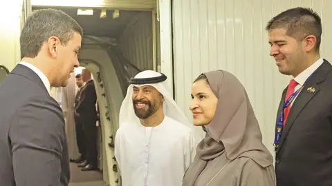 Santiago Peña fue recibido en Dubai por la ministra de Estado para Educación Pública y Tecnología Avanzada, Sarah Al Amiri, el embajador emiratí ante Argentina y Uruguay, Saeed Abdulla Saif Joula Alqemzi, y el embajador de Paraguay ante Emiratos Árabes, José Agüero Ávila. (@SantiPenap)