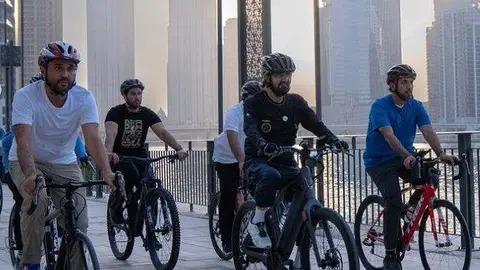En el centro de la imagen el gobernante de Dubai durante su recorrido en bicicleta. (Instagram)